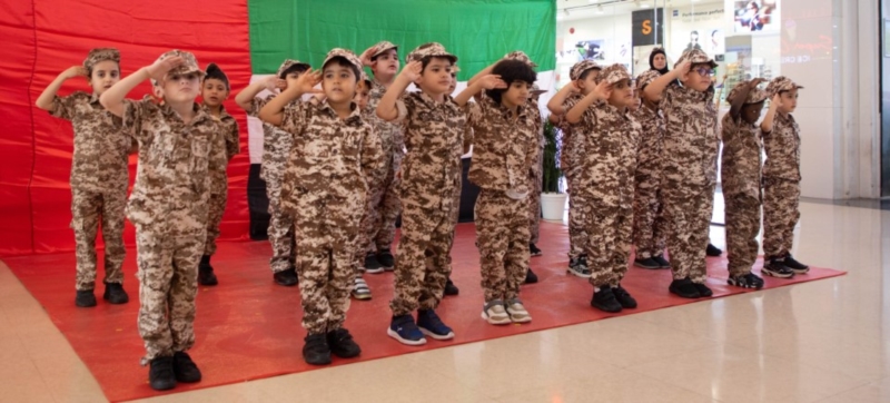 مشاركة موظفي مكتب شؤون التعليم الخاص مع الطلبة في احتفال اليوم الوطني الـ54