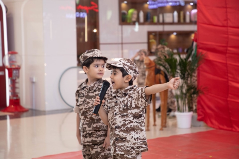 مشاركة موظفي مكتب شؤون التعليم الخاص مع الطلبة في احتفال اليوم الوطني الـ54