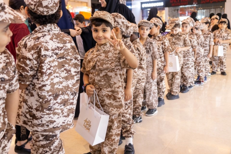 مشاركة موظفي مكتب شؤون التعليم الخاص مع الطلبة في احتفال اليوم الوطني الـ54