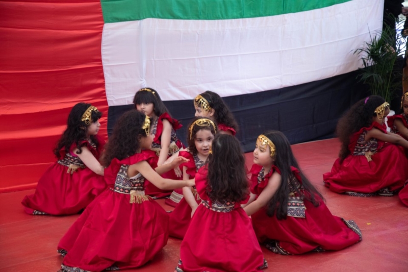 مشاركة موظفي مكتب شؤون التعليم الخاص مع الطلبة في احتفال اليوم الوطني الـ54